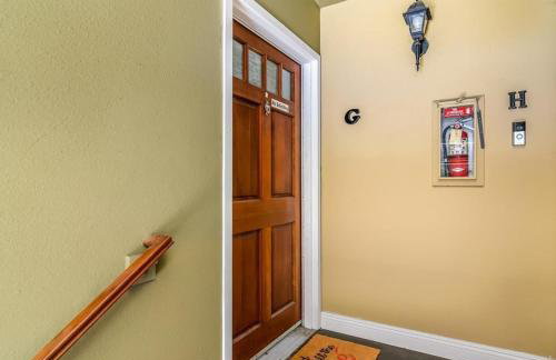 Entire Private Home with 3 Bedrooms 2 Bathrooms, Family Home Free Pool, Tub and Parking, Available Now - Foto 38