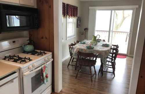 Anthony Beach - Seneca Lakefront Retreat w Covered Dock Lounge Area - Hot Tub & Fire Pit - Pets OK - Foto 3