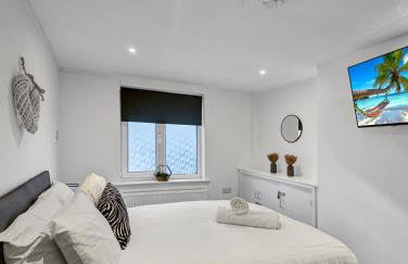 Sleeps 8, 4 bed 2 bathroom house with parking Balderton - Foto 1