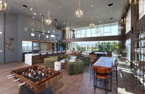 Luxe Deco Haven with Pool, Gym & Parking Close to Disneyland - Foto 27