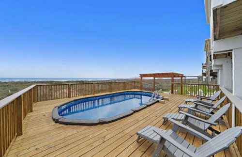 Oceanfront home with pool, large decks, fire pit and private walkover to the beach - Foto 39