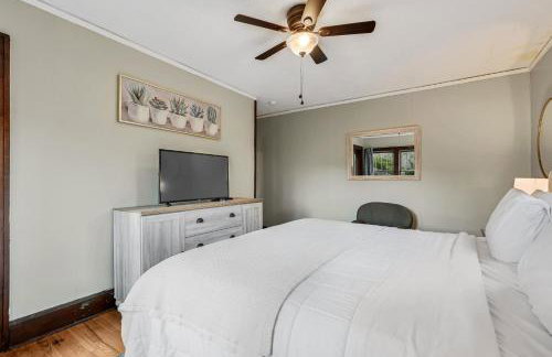 Unique Cabin With Hot Tub Close to Town - Foto 23