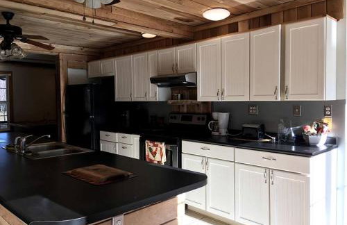 Stunning Getaway Cabin with Expansive Decks near Huntington, West Virginia - Foto 15