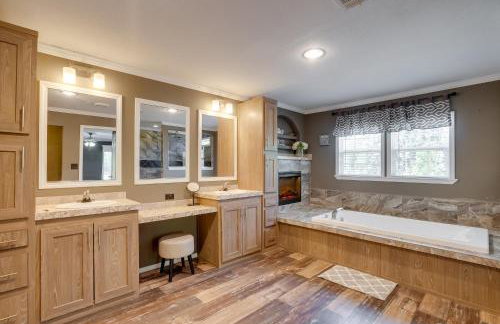 Fishermans Paradise Lake-View Home in Many! - Foto 14