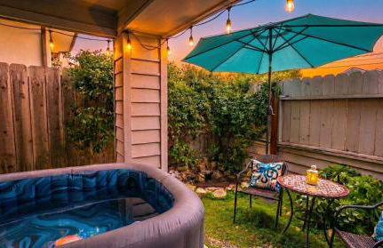 Spacious 3BR Home with Hot Tub & Private Yard - Foto 3