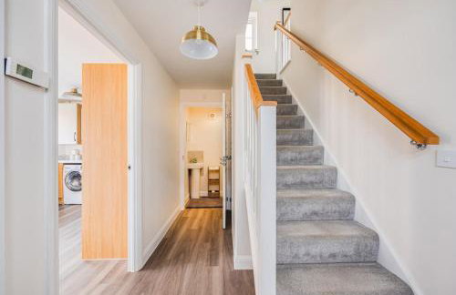 Detached House in Brooklands - Prime Location - Driveway Parking, Self-Check-In, Fast WiFi and Smart TV by Yoko Property - Foto 23