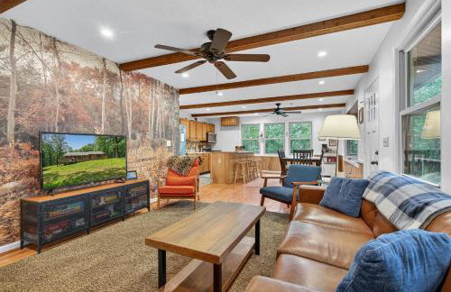 20 acres w Private Pavilion, Fireplace & Fire Pit - Foto 9