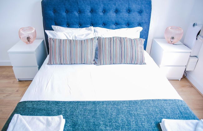 Riverside 2 Bed Apartment - Foto 2