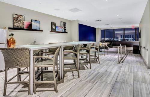 Beautiful Apt in Downtown w/Pool | Indoor Parking - Foto 41