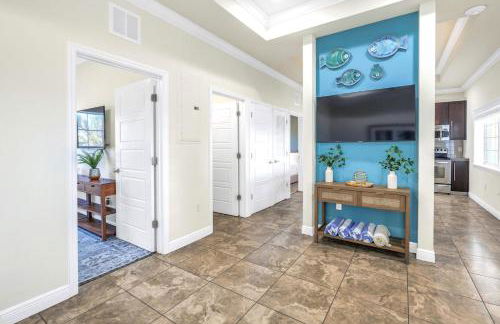 New! Remodeled, Pool-Side, 1-min to Beach Path! - Foto 8
