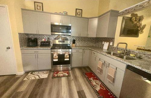 Modern Comfort Near Military Bases & Shopping – Walk to Parks & Lakes! - Foto 14