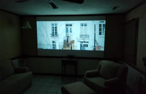 Theater, heated pool and hot tub near HPU and Furniture Market - Foto 14