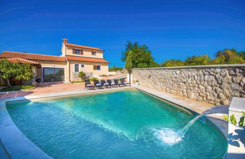 Gorgeous Pool Villa with a fenced garden - Photo 1