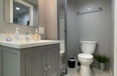 Brand New Guest Suite + Full Kitchen + Parking - Foto 10