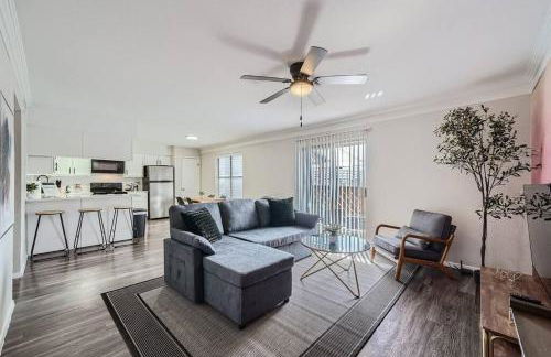 Your Modern 2B Getaway - W/D, Pool, Prkg - 10min to DTWN - Foto 13