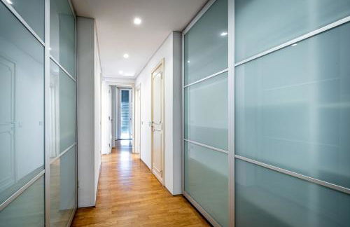 YD Bright 2-Bedroom Retreat with Elevator - Photo 29