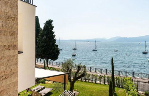 SalvatoreHomes - Luxurious Dreamview Waterfront Apartment in Torri del Benaco with Pool - Casa Azura - a 5 Star Luxury Collection at Lake Garda - Foto 36
