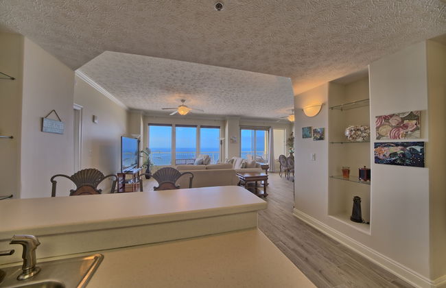Marvelous Condo with Beachside Pool and Free Poolside WiFi - Unit 0902 by RedAwning - Foto 24