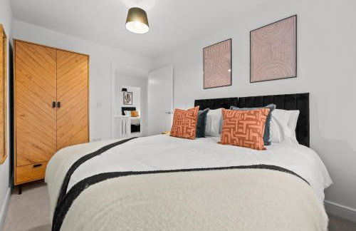 NEW! Spacious 3 BR Detached Home! Hosted by Oakstone stays! Driveway parking, Fast Wifi, A5 with great Midlands transport links - Foto 12