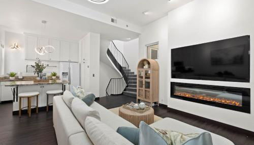 City Lights and Rooftop Nights by Rather Be Properties - Foto 4