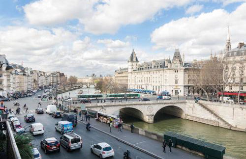 Two Bedroom Luxury Apartment - Balcony with View of Notre Dame - Foto 7