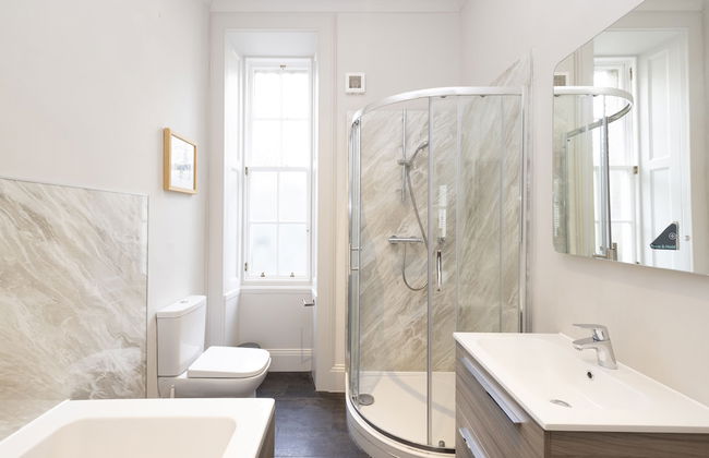 JOIVY Iconic Cockburn Street 4 Bedroom Apartment: Heart of Old Town - Foto 106