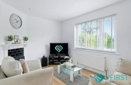 Delightful 3BR Home - Hot Tub - Near Castle, QMC - City Centre & Trent Bridge - Free WiFi & Parking - Sleeps 6 - Foto 7