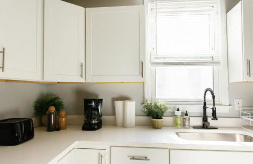 "The Homestead" UPSCALE STAY - Downtown with Yard - Foto 2