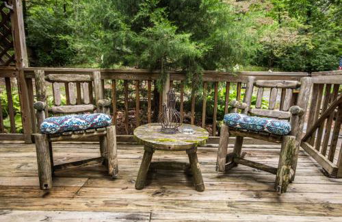 Autumn Ridge- Cozy cabin in the Blue Ridge Mountains with a bubbly hot tub! - Foto 4