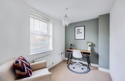 Stunning Detached House with Driveway Parking, Office Room, Self-Check-In, Fast WiFi and Smart TV with Sky and Netflix by Yoko Property - Photo 42