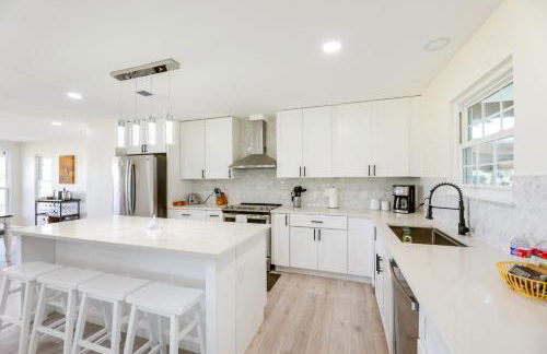 Remodeled Farmhouse on 18 Acres 8 Mi to Elgin! - Foto 7