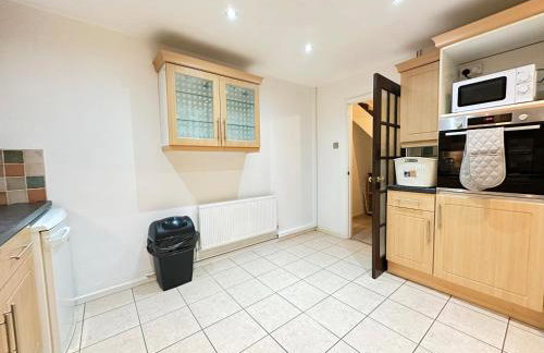 Spacious Luton Airport Accommodation - Perfect for Contractors, Families, Tourists & Long Stays - Foto 34