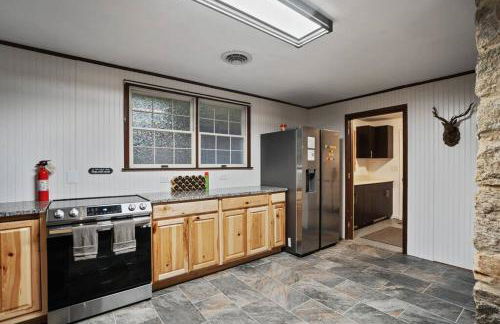 Cozy Bear-Themed Mountain Cabin, Relaxing Hot Tub - Foto 36