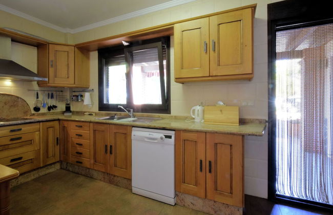 Independent Villa With Private Pool on an Estate in Sayalonga Costa del Sol - Photo 2