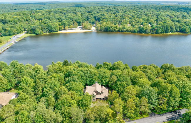 Elk Hollow by Avantstay Lakefront Chalet w Game Room Fire Pit - Photo 54