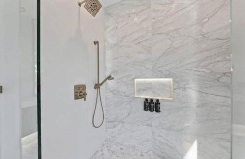 Barton Springs Luxe Heated Pool Spa Sleeps 16 - Photo 67