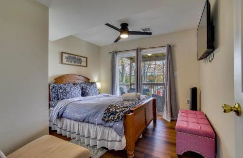 Lakefront Pocono Retreat with Hot Tub and Movie Hub - Foto 20