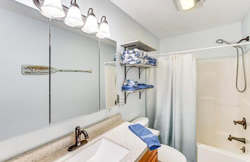 Dock and Gazebo! Lakefront Duplex Near South Haven - Foto 17