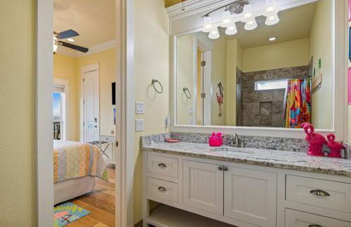 BEACHFRONT with DECK Hot Tub and View and Cargo Lift Sleeps 14 - Foto 36