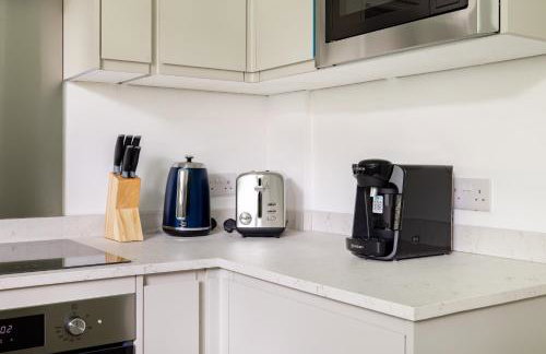 PenthouseStays Wimbledon - Chic 2 Bedroom King Bed Apartment with Balcony - 2 mins from Wimbledon Tennis Club and Museum - AELTC - Foto 12