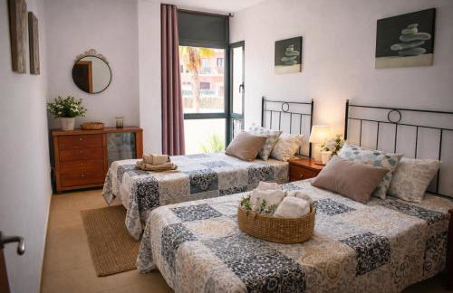 Cozy & Bright 2BR with Balcony, Pool & Garden View- Fenals - Foto 7