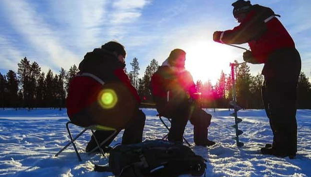Pesca sul ghiaccio nei boschi di Kittilä