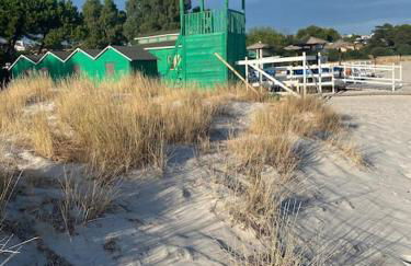 Villa con piscina e giardino a due passi dal mare. - Foto 28