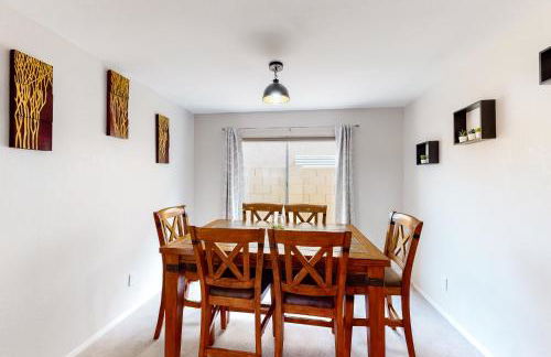 Retro home with enclosed yard, covered patio, grill, firepit, AC, & washer, dryer - Foto 4