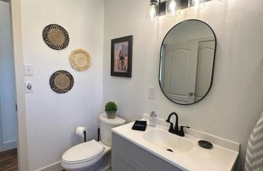 2 BR King Bed Hot Tub AC Near Jackson - Foto 25