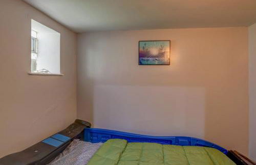 Spacious 5-BR House near Transit w Parking - Foto 26