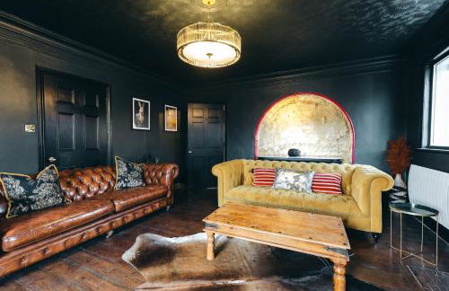 Large 7 Bedroom House for Families and Work Crews Hot Tub Parking Wi-Fi sleeps 17 - Foto 15