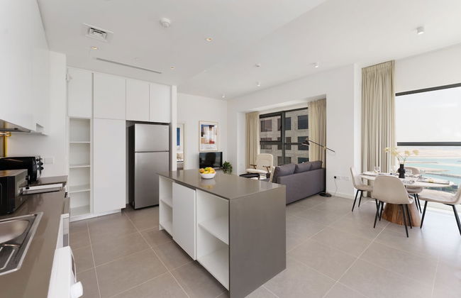 Maison Privee - Modern & Panoramic Sea View Apt on Al Reem Island - Photo 16