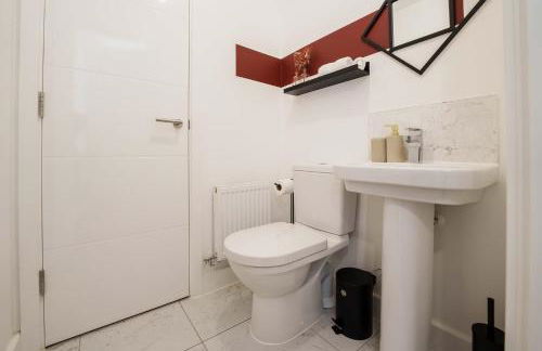 Large 4BR House Leeds, Contractor Friendly - Photo 25