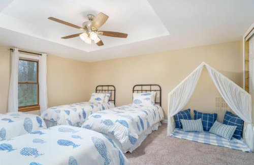 Peaceful Forested 5 Bdrm Near Lake sleeps up to 16 - Photo 8